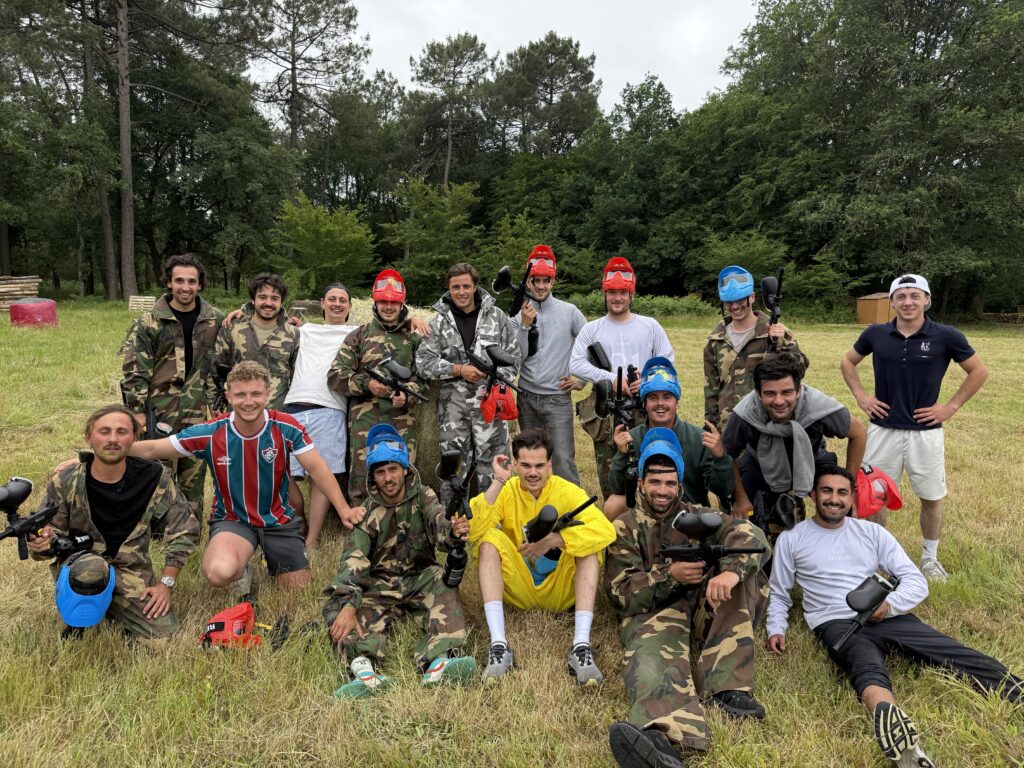 Groupe d’amis participant à une activité paintball en Dordogne sur le terrain La Confrérie