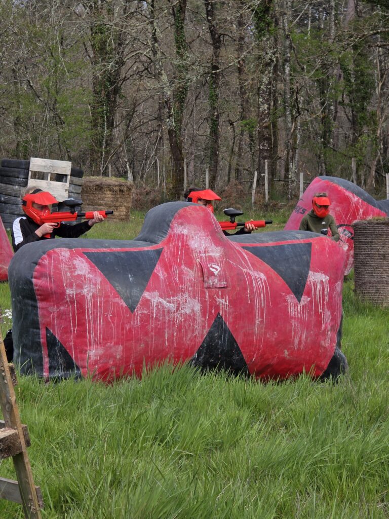 
Enfants participant à une partie de paintball sur terrain gonflable lors d’un anniversaire en Dordogne.
