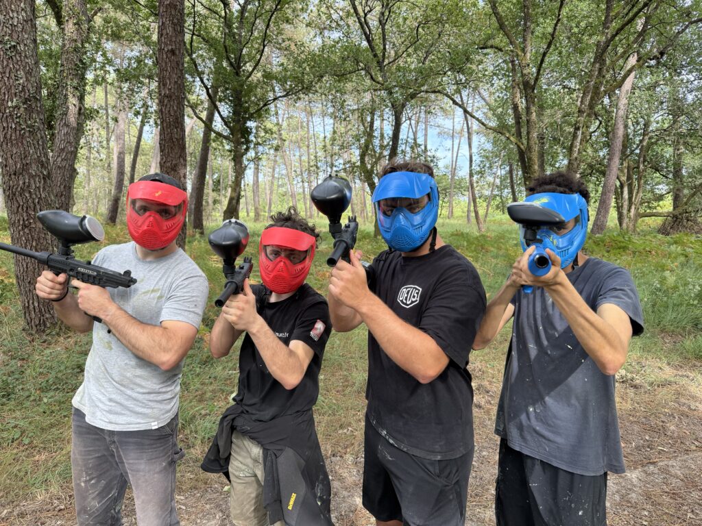 Groupe de joueurs équipés pour une partie de paintball en forêt en Dordogne.
