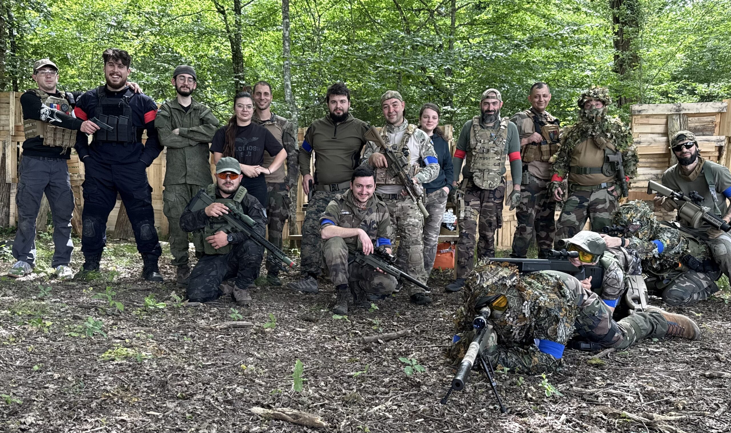 Groupe de joueurs d’airsoft réunis en forêt avant une journée de jeu immersive en Dordogne