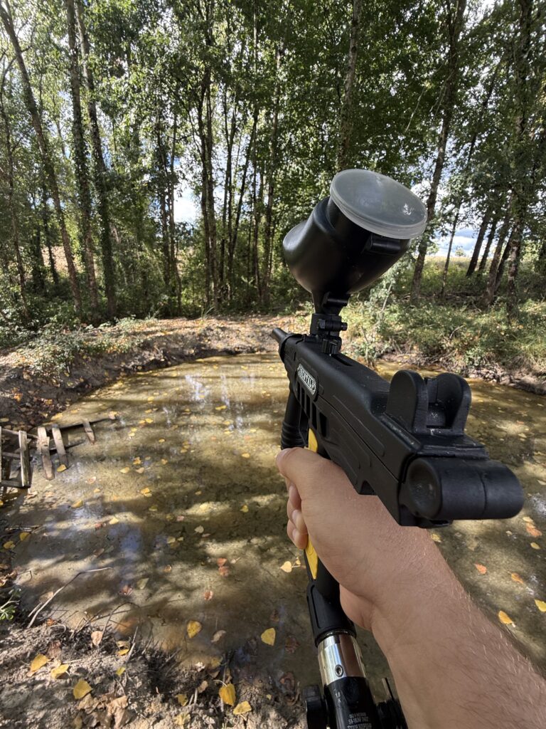 forêt avec obstacle naturel et marqueur de paintball en Dordogne.